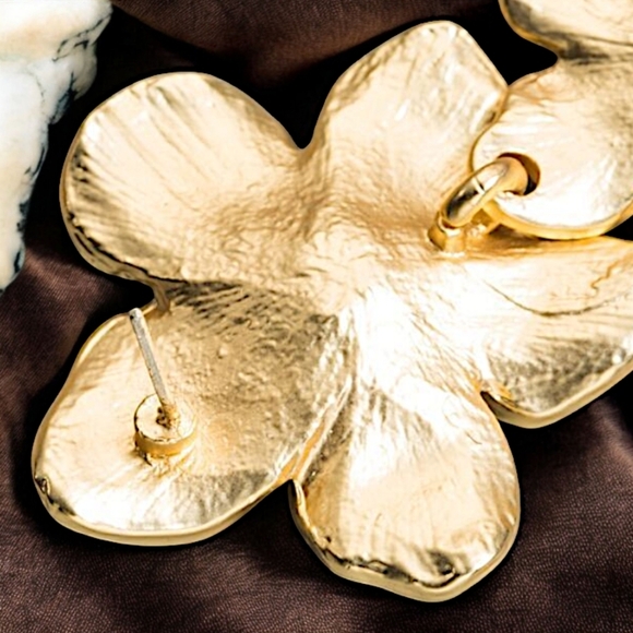 🆕️ Luxury Golden Flower Statement Earrings 🌸 Vintage Style Elegant Studs 🌟 - Picture 5 of 13